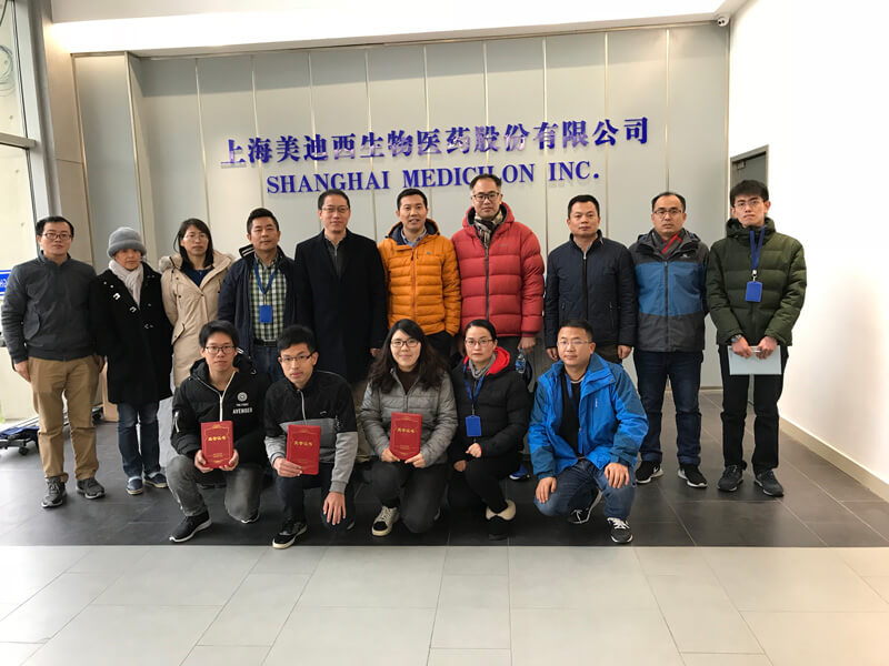 图为与会职员亿万先生mr南汇园区合影