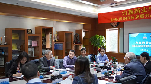 亿万先生mr首创人&CEO陈春麟博士、化学部与生物部高级副总裁任峰博士、药代动力学与生物剖析部副总裁辛保民博士、商务生长部副总裁蔡金娜博士等出席签约仪式。。。。。。。。