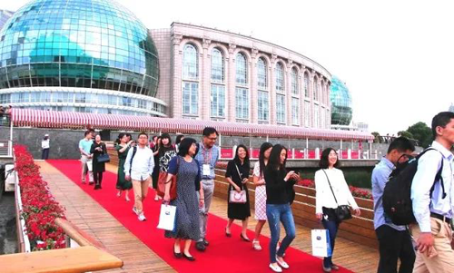 晚宴伊始，，，，，，前来加入晚宴的嘉宾们纷纷踏上红毯，，，，，，前往码头