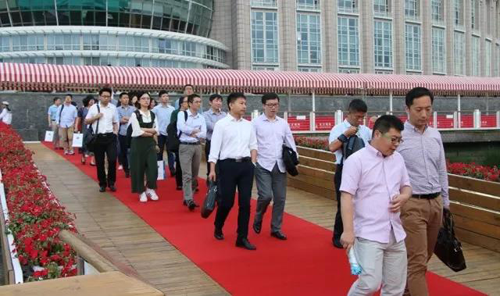 晚宴伊始，，，，，，前来加入晚宴的嘉宾们纷纷踏上红毯，，，，，，前往码头